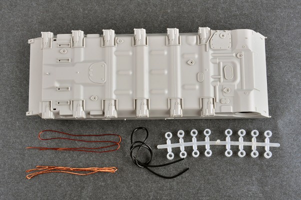 编号：09609 1/35 装甲车辆系列 俄罗斯 T-72B1坦克 带KMT-6扫雷犁及栅栏