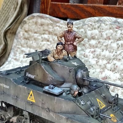 35313 1/35 美国 M5A1轻型坦克 追击作战 套装（附带4个兵人）