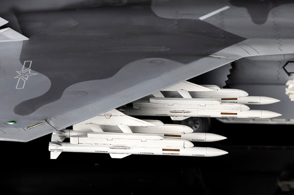 编号：05821 1/48 军用飞机系列 中国歼二十“威龙”隐形战斗机-野兽模式
