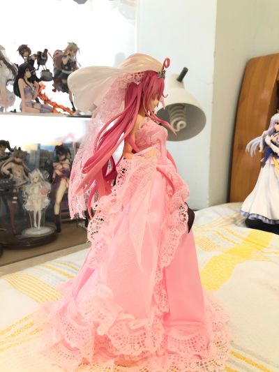 给内衣菈菈穿衣服