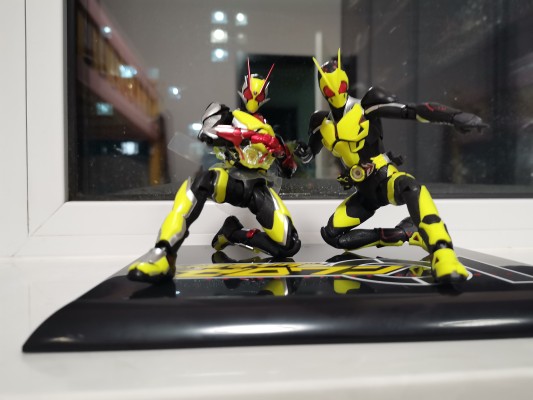S.H.Figuarts 假面骑士零二 伊兹版 + 假面骑士零一 高跃飞蝗 套装