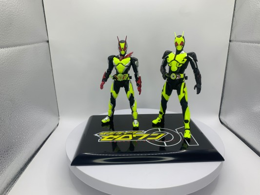 S.H.Figuarts 假面骑士零二 伊兹版 + 假面骑士零一 高跃飞蝗 套装