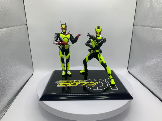 S.H.Figuarts 假面骑士零二 伊兹版 + 假面骑士零一 高跃飞蝗 套装