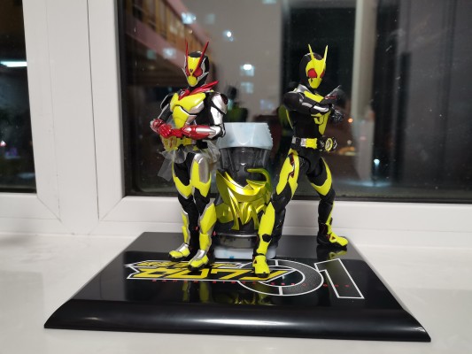 S.H.Figuarts 假面骑士零二 伊兹版 + 假面骑士零一 高跃飞蝗 套装