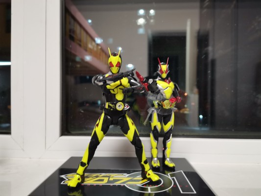 S.H.Figuarts 假面骑士零二 伊兹版 + 假面骑士零一 高跃飞蝗 套装