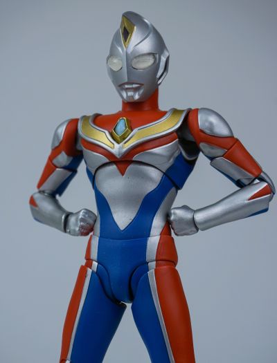 S.H.Figuarts(真骨雕制法) 戴拿奥特曼 闪亮型