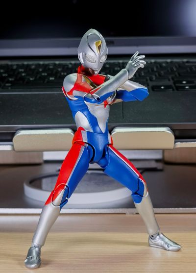 S.H.Figuarts(真骨雕制法) 戴拿奥特曼 闪亮型