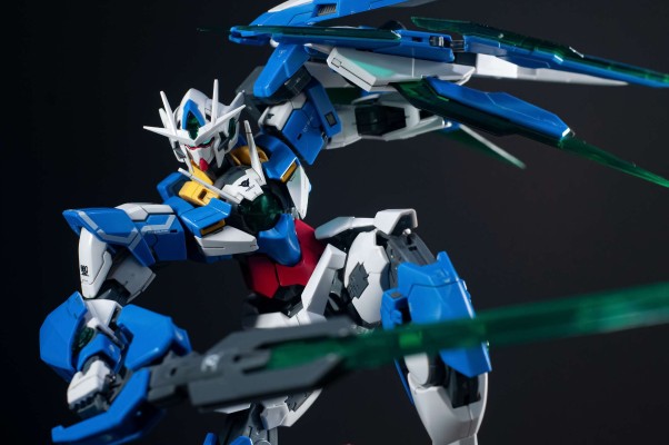 MG 1/100 机动战士高达00 先驱者的觉醒 GNT-0000 00 Qan[T] （00量子型） 