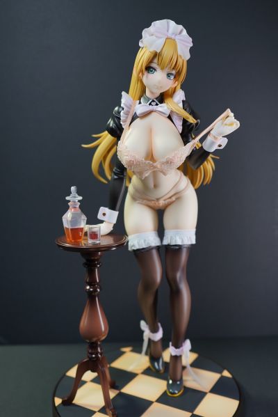 害羞地拉下内衣的女仆，“主人您的酒需要添加一些特别的风味儿吗？”