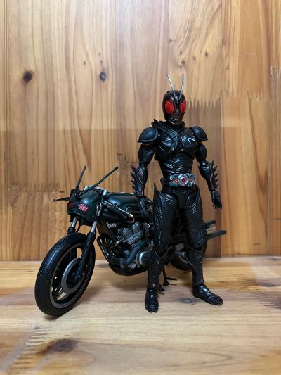 S.H.Figuarts  假面骑士暗日（BLACK SUN） 战蝗摩托