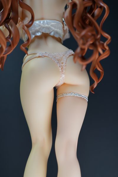 给原厂的饺子皮衣服换成米色内衣，主打一个半穿半脱