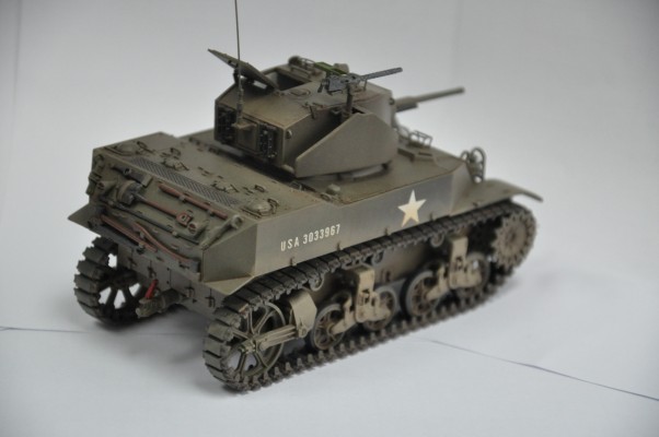 35313 1/35 美国 M5A1轻型坦克 追击作战 套装（附带4个兵人）