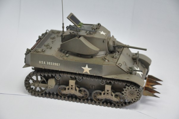 35313 1/35 美国 M5A1轻型坦克 追击作战 套装（附带4个兵人）