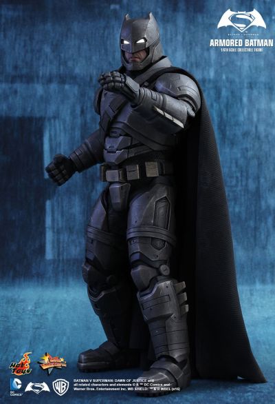 MMS349 蝙蝠侠大战超人：正义黎明 装甲蝙蝠侠 珍藏人偶
