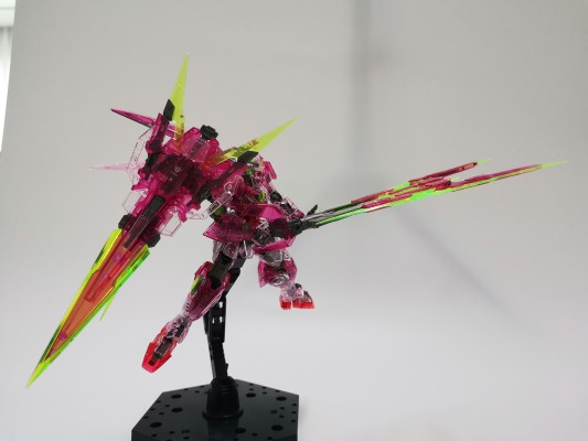 RG 1/144  高达基地专属商品 量子型00高达 全刃装[TRANS-AM]