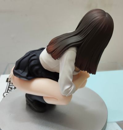 蹲下的JK