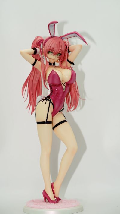 粉色双马尾兔女郎