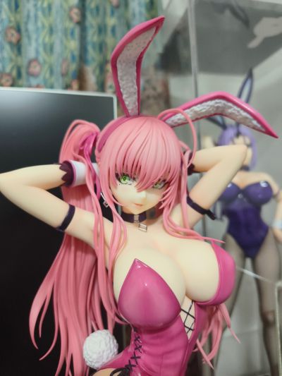 粉色双马尾兔女郎