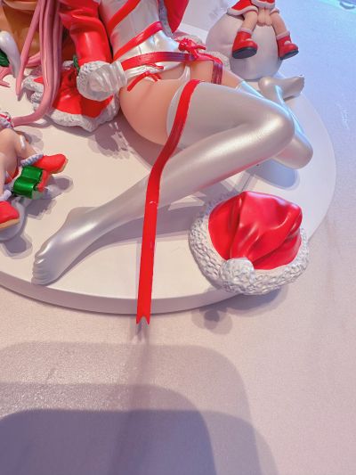 白色学校泳装圣诞装饰