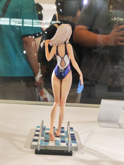 泳装少女罗芙瓦 ~夏天的味道就是游泳池的味道~