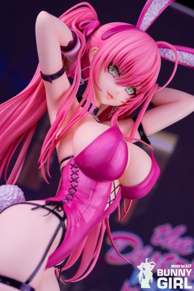 粉色双马尾兔女郎