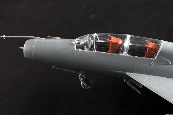 编号：02825 1/48 军用飞机系列 中国歼教-7A教练机