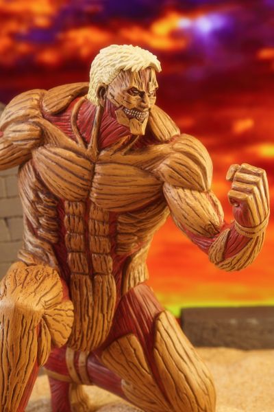 POP UP PARADE 进击的巨人 莱纳·布朗 铠之巨人形态