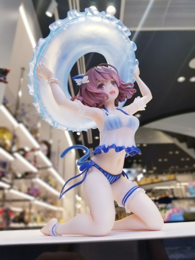 妮雅 泳装