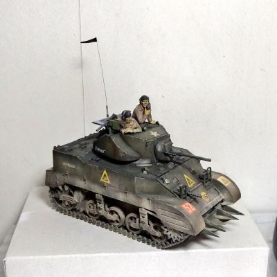 35313 1/35 美国 M5A1轻型坦克 追击作战 套装（附带4个兵人）
