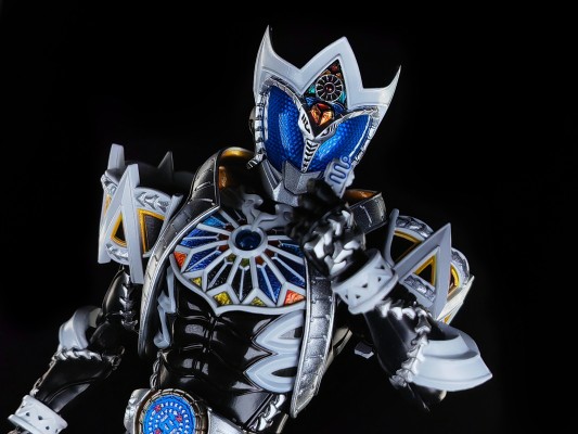 S.H.Figuarts（真骨雕制法）假面骑士蛇牙+假面骑士暗黑月骑