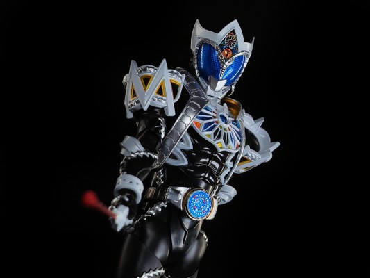 S.H.Figuarts（真骨雕制法）假面骑士蛇牙+假面骑士暗黑月骑