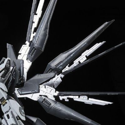 RG 1/144 强袭自由高达 装甲未启动样式