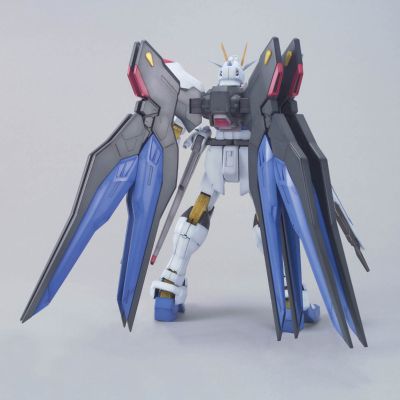 1/60 强袭自由高达 发光版