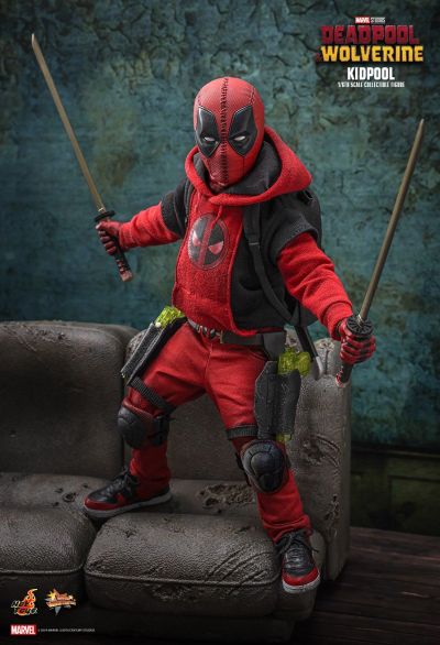 死侍小子1:6比例珍藏人偶