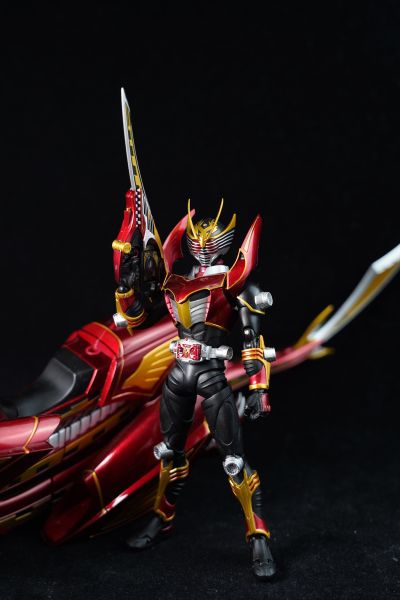 S.H.Figuarts  假面骑士龙骑生存形态与深红之龙强化形态（暂译）