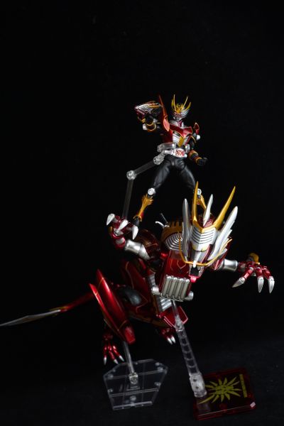 S.H.Figuarts  假面骑士龙骑生存形态与深红之龙强化形态（暂译）