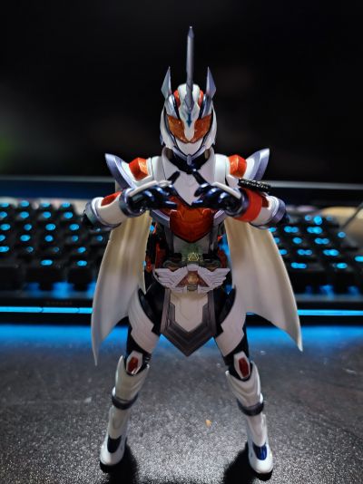 S.H.Figuarts   假面骑士玛洁德 炎阳独角兽
