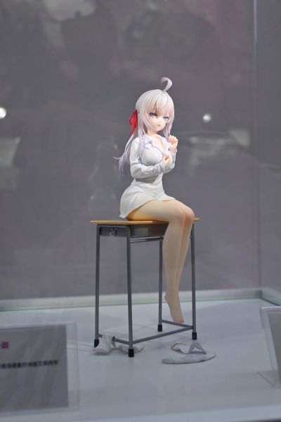 不时用俄语小声说真心话的邻桌艾莉同学 艾莉