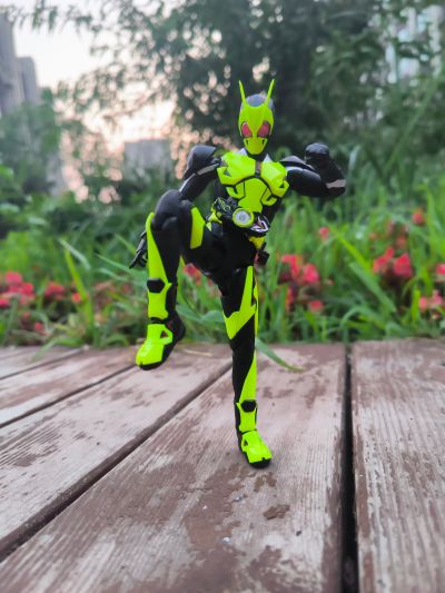 S.H.Figuarts 假面骑士零二 伊兹版 + 假面骑士零一 高跃飞蝗 套装
