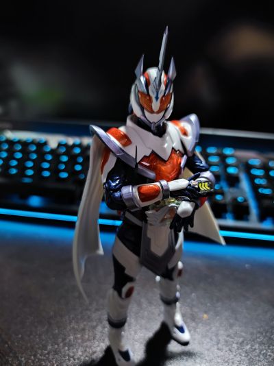 S.H.Figuarts   假面骑士玛洁德 炎阳独角兽