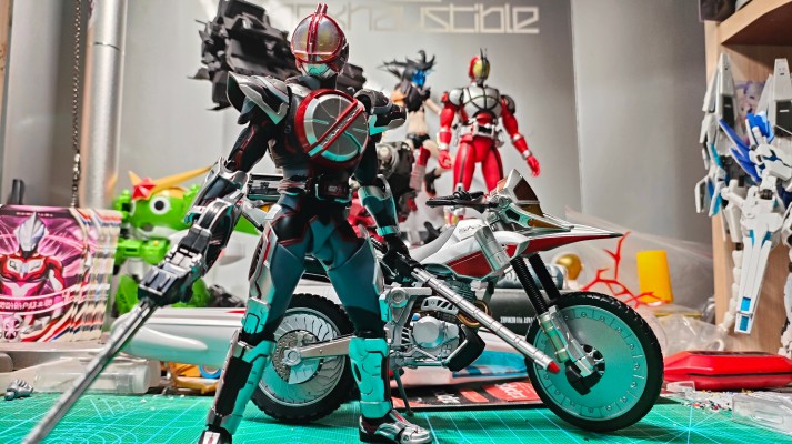S.H.Figuarts  机动摩托人（载具模式）