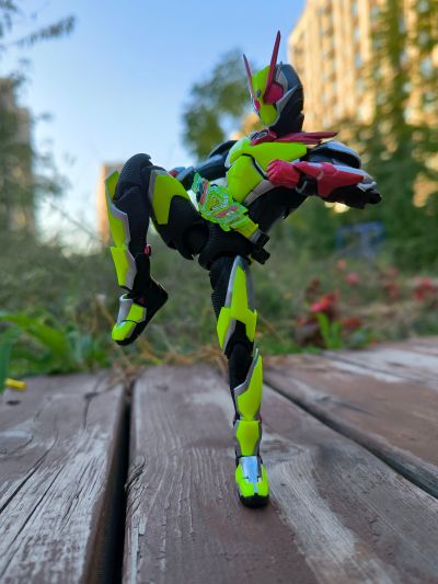 S.H.Figuarts 假面骑士零二 伊兹版 + 假面骑士零一 高跃飞蝗 套装