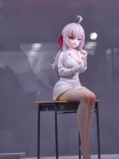 不时用俄语小声说真心话的邻桌艾莉同学 艾莉