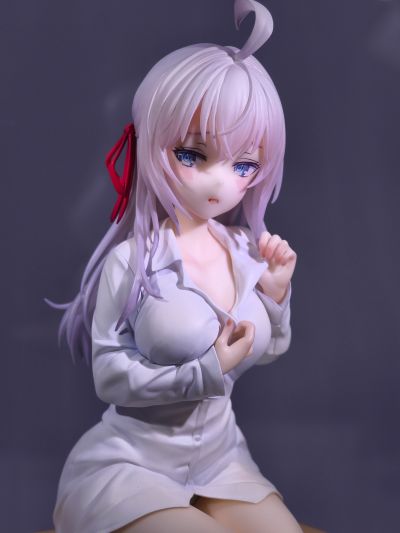 不时用俄语小声说真心话的邻桌艾莉同学 艾莉