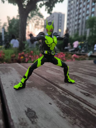S.H.Figuarts 假面骑士零二 伊兹版 + 假面骑士零一 高跃飞蝗 套装