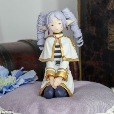 葬送的芙莉莲 小坐系列奖品人偶 “芙莉莲”～不小心烫成卷发了～