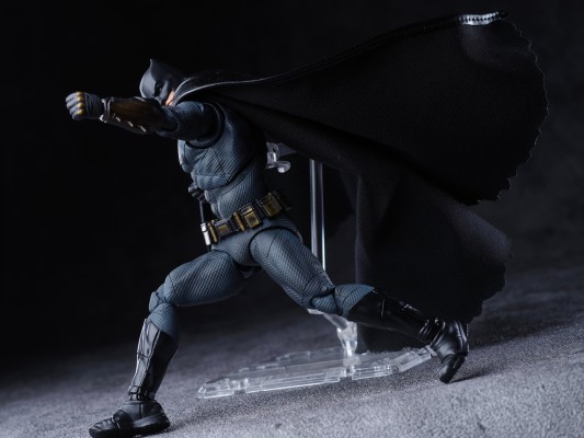 MAFEX 编号222  蝙蝠侠（正义联盟：扎克·施奈德版）