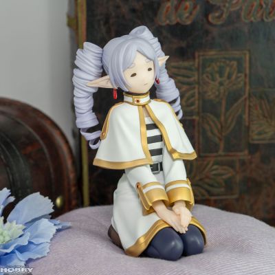 葬送的芙莉莲 小坐系列奖品人偶 “芙莉莲”～不小心烫成卷发了～