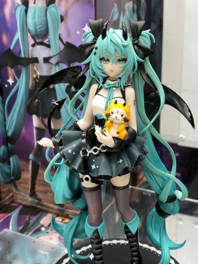 初音未来联名小浣熊拉斯卡尔 Trio-Try-iT玩具人偶-恶魔款-