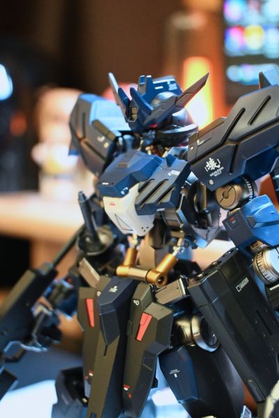 1/100 FULL MECHANICS 机动战士高达 铁血的奥尔芬斯 维达尔高达